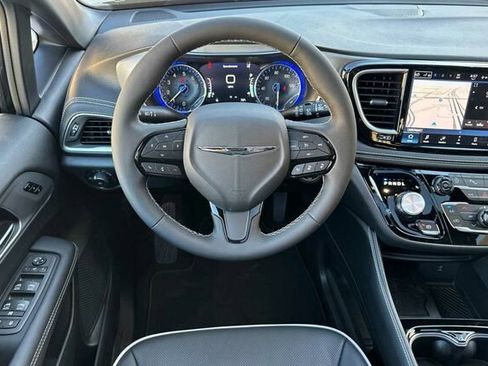 New 2026 Chrysler Pacifica Limited image 11