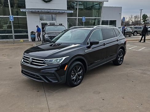 Used 2024 Volkswagen Tiguan SE image 1