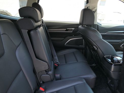 Used 2025 Kia Telluride LX FWD image 25