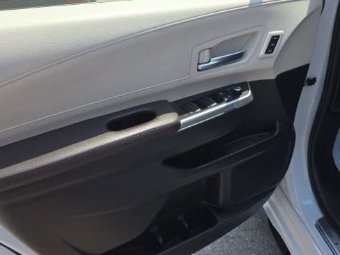 Used 2023 Toyota Sienna Platinum FWD image 10