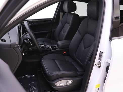 Used 2025 Porsche Macan AWD/4WD image 5