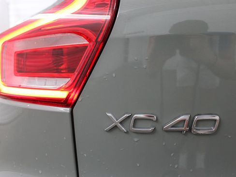 Certified 2025 Volvo XC40 B5 Plus AWD/4WD image 32