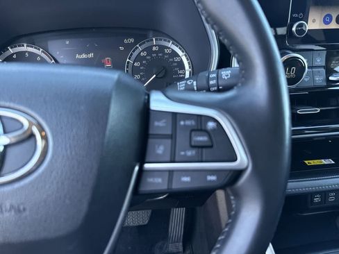 Used 2023 Toyota Highlander XLE image 30