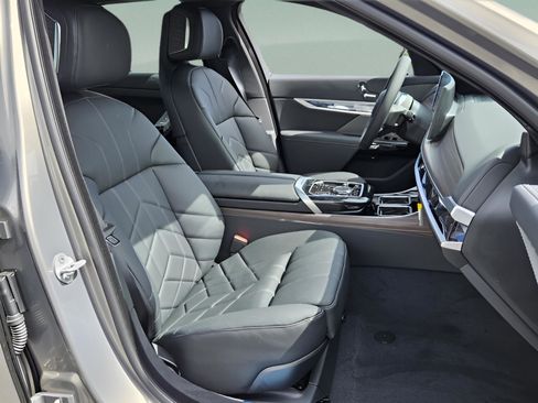 New 2025 BMW i7 xDrive60 image 16