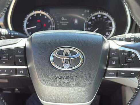 Used 2026 Toyota Highlander XLE AWD/4WD image 11