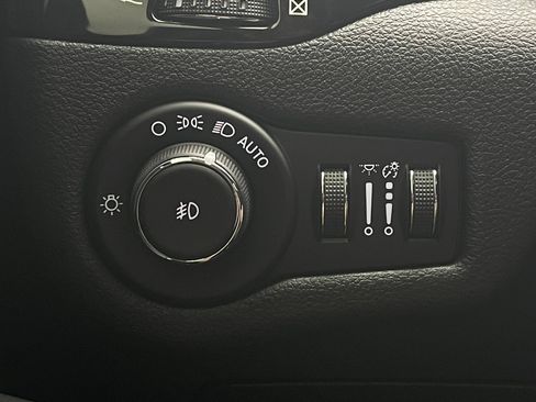 Used 2021 Jeep Cherokee Latitude Plus FWD image 21