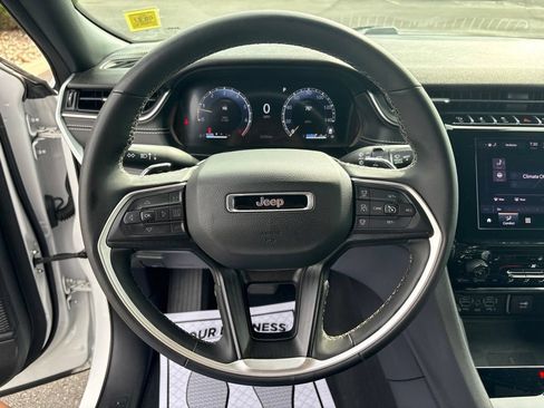 Certified 2025 Jeep Grand Cherokee Altitude AWD/4WD image 24