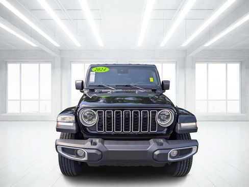 Used 2024 Jeep Wrangler Unlimited Sahara w/ Technology Group AWD/4WD image 8