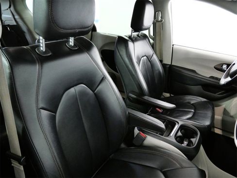 Used 2017 Chrysler Pacifica Touring-L w/ Tire & Wheel Group image 12