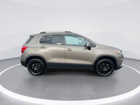 Used 2022 Chevrolet Trax LT w/ Sport Edition image 9