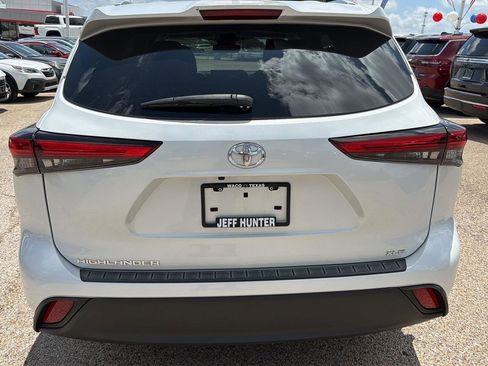 Used 2023 Toyota Highlander XLE FWD image 4