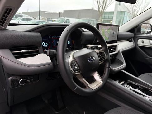 Used 2025 Ford Explorer Active image 14