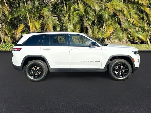 Used 2024 Jeep Grand Cherokee Altitude image 4