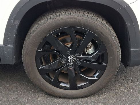 Certified 2022 Volkswagen Taos SE w/ Panoramic Sunroof Package image 8