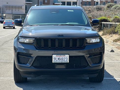 Used 2024 Jeep Grand Cherokee Altitude image 9