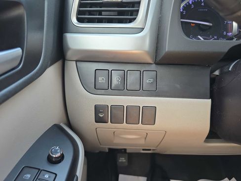 Used 2019 Toyota Highlander XLE image 18