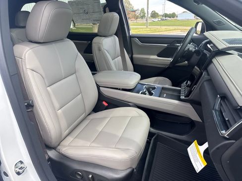 New 2026 GMC Acadia Elevation image 8