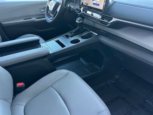 Certified 2026 Toyota Sienna XLE FWD image 21