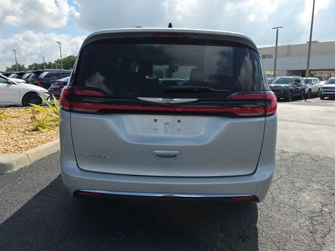 Used 2023 Chrysler Pacifica Touring-L FWD image 5