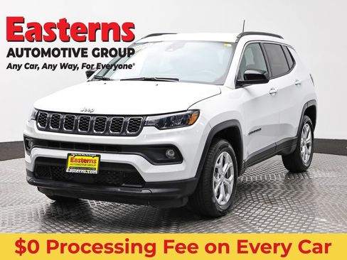 Used 2024 Jeep Compass Latitude AWD/4WD image 1