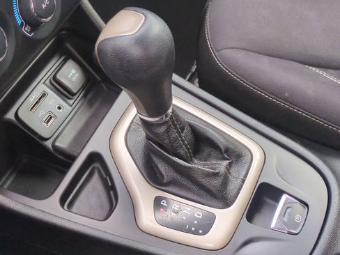 Used 2014 Jeep Cherokee Sport image 32