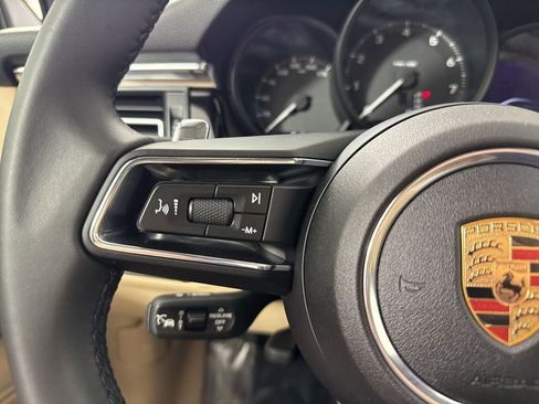 Certified 2025 Porsche Macan image 38