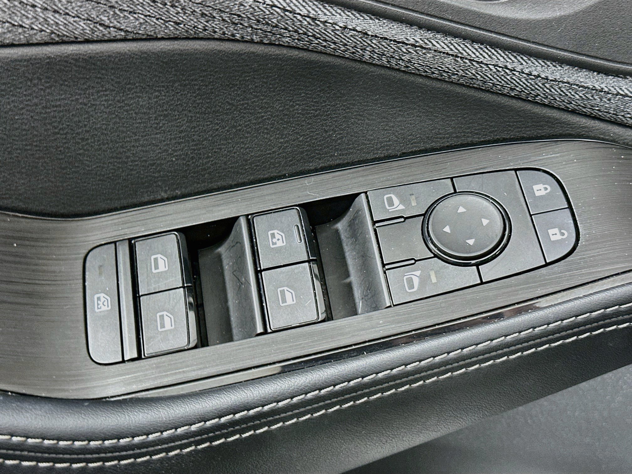 Used 2023 Nissan Rogue SV FWD image 15