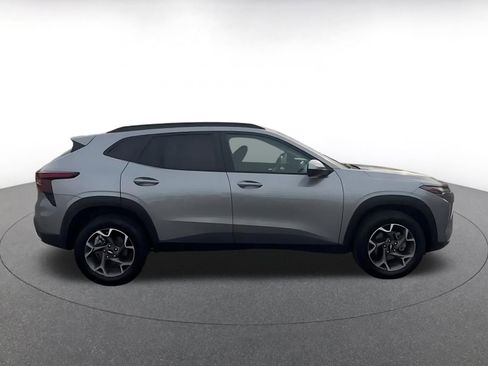 Used 2025 Chevrolet Trax LT w/ LT Convenience Package image 16