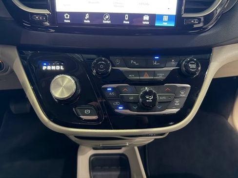 Used 2024 Chrysler Pacifica Touring-L FWD image 23