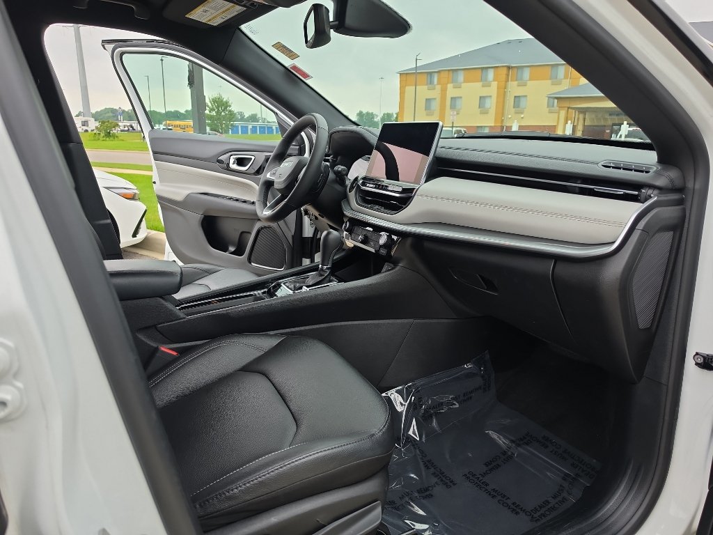 Used 2025 Jeep Compass Limited AWD/4WD image 11