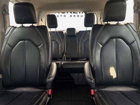 Certified 2023 Chrysler Pacifica Touring-L image 16