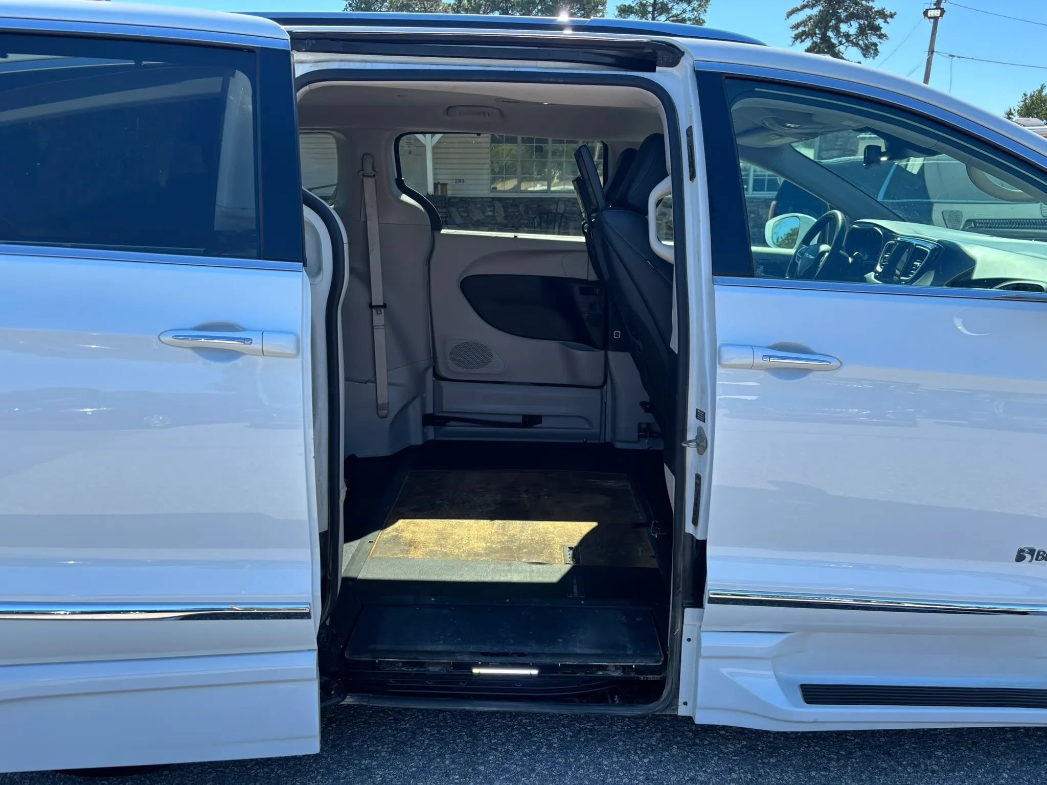 Used 2020 Chrysler Pacifica Touring-L Plus w/ Tire & Wheel Group FWD image 21