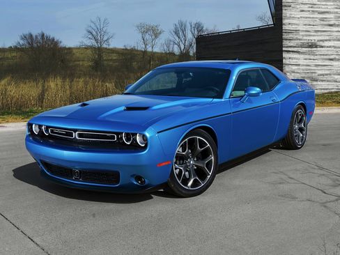 Used 2016 Dodge Challenger SXT RWD image 1