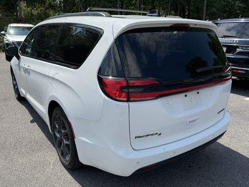 Used 2025 Chrysler Pacifica Limited FWD image 7