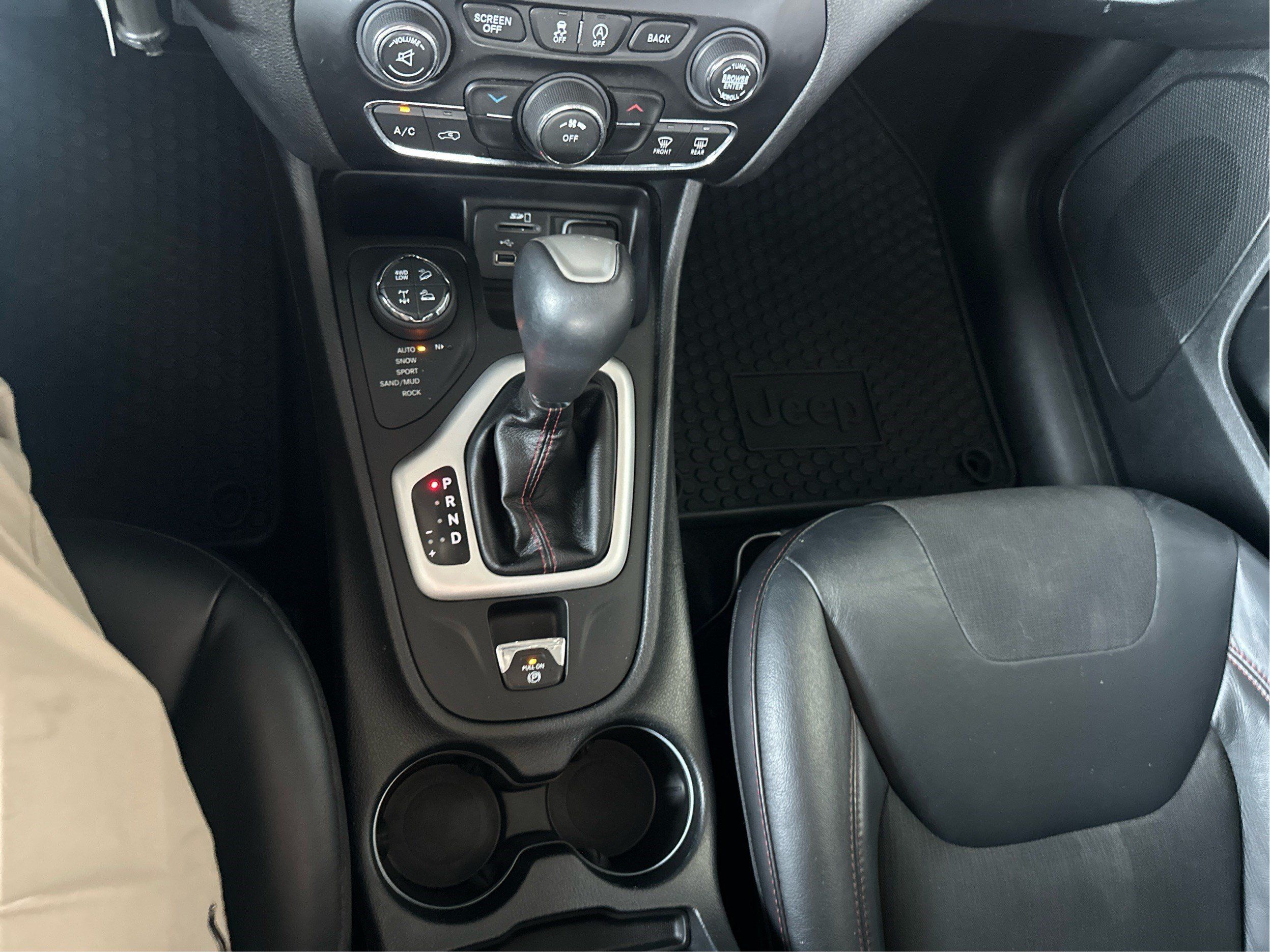 Used 2017 Jeep Cherokee Trailhawk AWD/4WD image 15