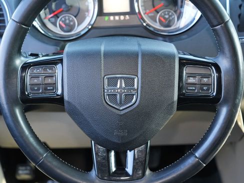 Used 2020 Dodge Grand Caravan SXT w/ Rear Park Assist Package FWD image 23