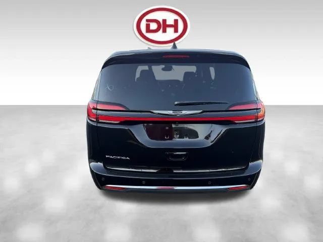Used 2026 Chrysler Pacifica Select FWD image 9
