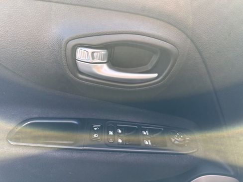 Used 2017 Jeep Renegade Latitude image 9