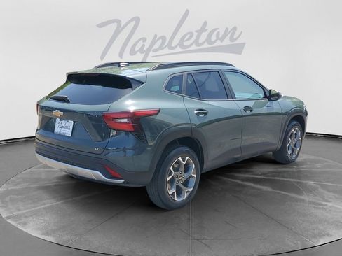 Used 2025 Chevrolet Trax LT FWD image 8