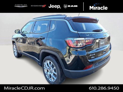 Used 2023 Jeep Compass Latitude image 4