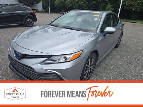 Used 2022 Toyota Camry XLE w/ Navigation Upgrade Package FWD image 1