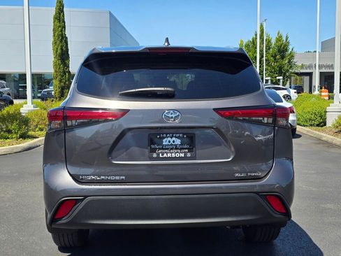 Used 2023 Toyota Highlander XLE AWD/4WD image 5