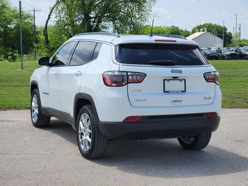Used 2022 Jeep Compass Latitude w/ Sun and Sound Group AWD/4WD image 5