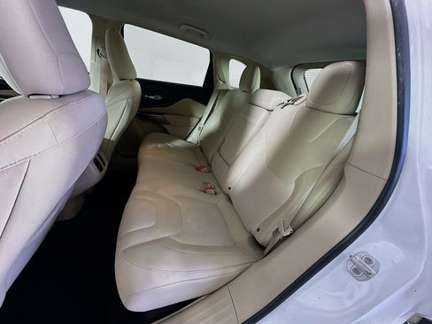 Used 2019 Jeep Cherokee Latitude w/ Popular Appearance Group image 25