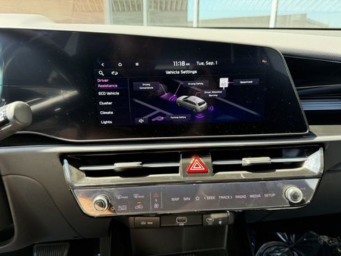 Used 2025 Kia Niro EX FWD image 22