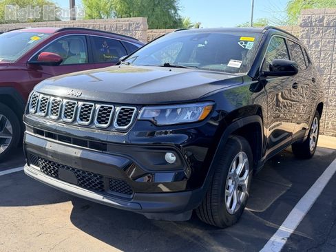 Used 2024 Jeep Compass Latitude AWD/4WD image 2