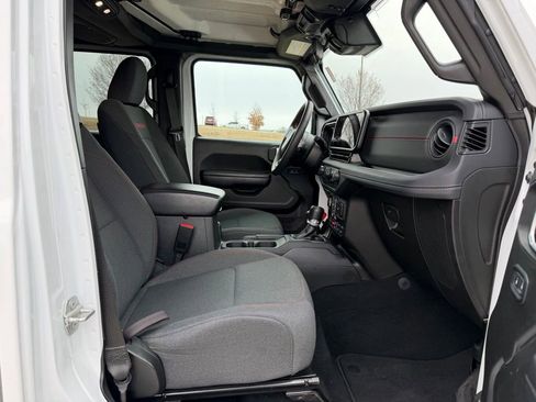 Used 2024 Jeep Wrangler Unlimited Rubicon image 25