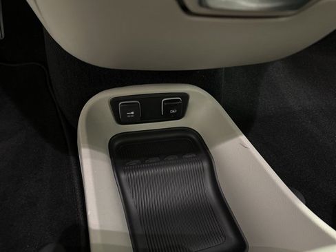 Used 2021 Chrysler Pacifica Touring-L image 27