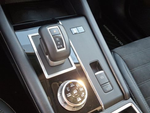 Used 2023 Mitsubishi Outlander SE image 18