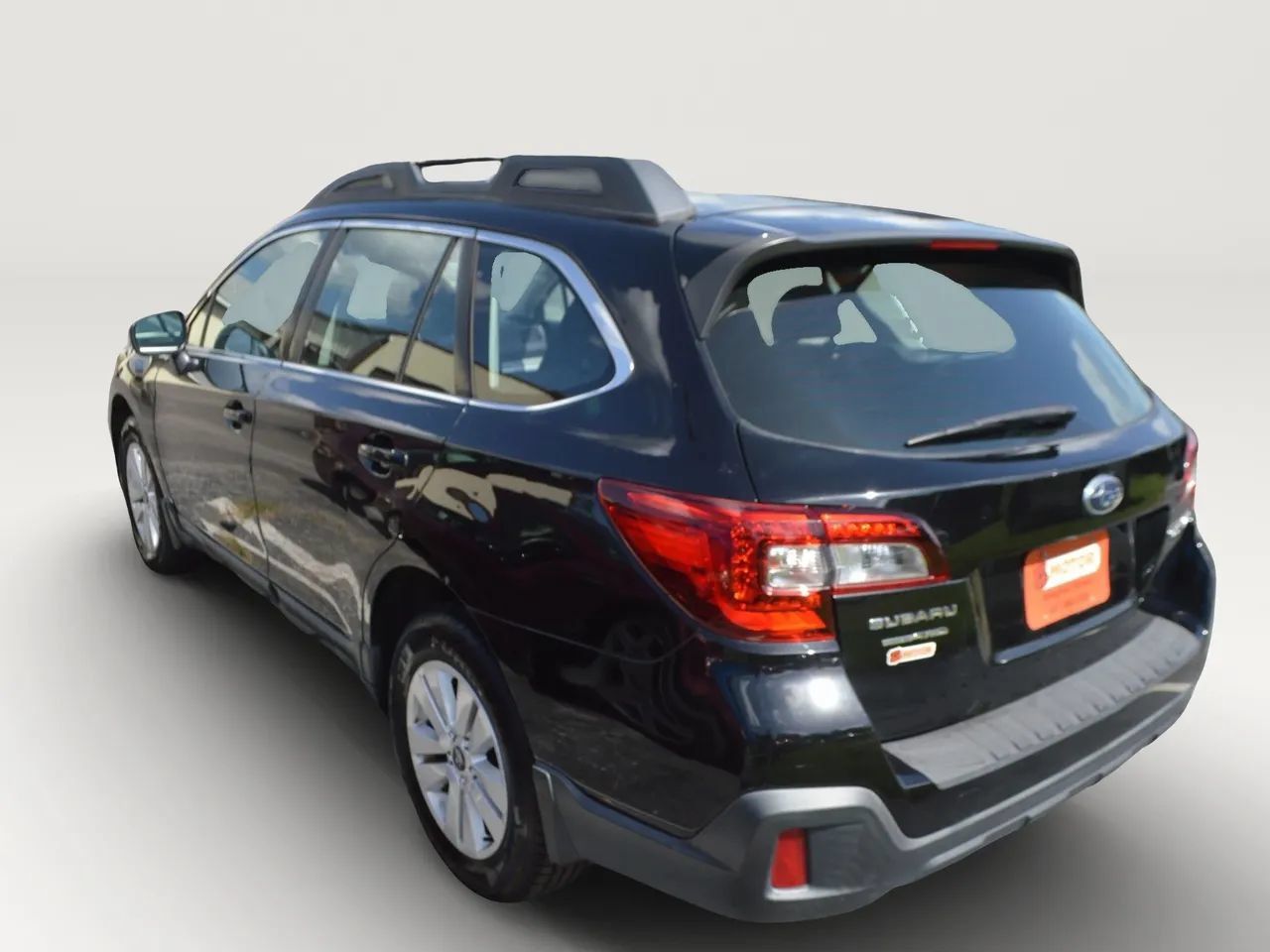 Used 2018 Subaru Outback 2.5i AWD/4WD image 3